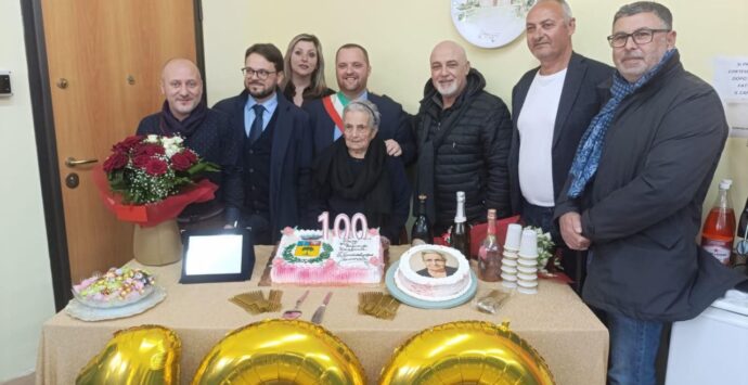 Dasà in festa per i 100 anni di Maria Maneli: mega torta con il sindaco Scaturchio e l’abbraccio della comunità