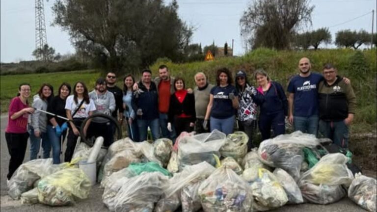 Jonadi, una passeggiata ecologica per ripulire via Pirandello. Signoretta: «Meglio dare  l’esempio che rimanere comodamente seduti»