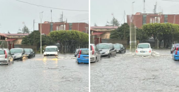 Una bomba d’acqua si abbatte su Vibo Marina: in pochi minuti strade allagate e auto costrette a “guadare” profonde pozzanghere
