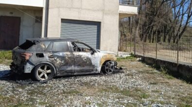 Incendio distrugge l’auto del sindaco di Serra, la solidarietà della politica regionale: «Continua escalation di violenze, necessari interventi»