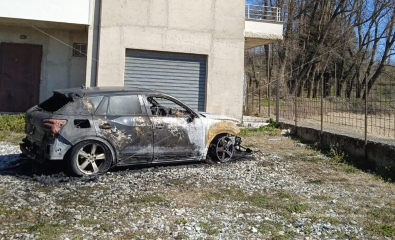 Incendio distrugge l’auto del sindaco di Serra, la solidarietà della politica regionale: «Continua escalation di violenze, necessari interventi»