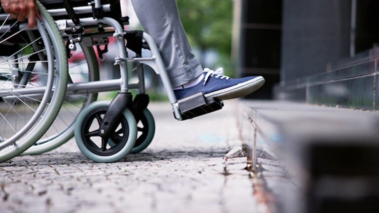 «Per un disabile di Vibo uscire di casa è come scalare una montagna», lo sfogo di Massimiliano e quella rampa sparita all’Artistico