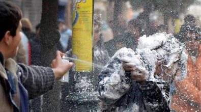 A Carnevale ogni scherzo (non) vale, il Comune di Vibo vieta le bombolette spray: multe fino a 500 euro