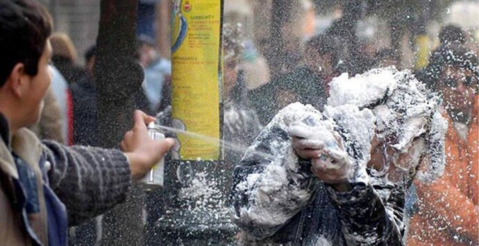 A Carnevale ogni scherzo (non) vale, il Comune di Vibo vieta le bombolette spray: multe fino a 500 euro
