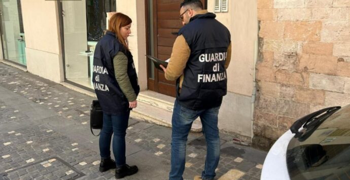 Vibo, dirottava sui suoi conti il denaro della società in liquidazione di cui era commissario: sequestro per 380mila euro