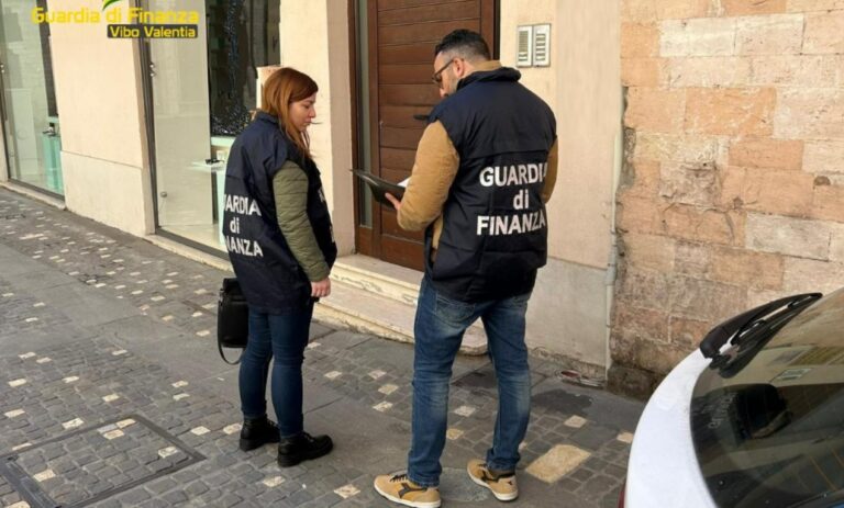 Vibo, dirottava sui suoi conti il denaro della società in liquidazione di cui era commissario: sequestro per 380mila euro