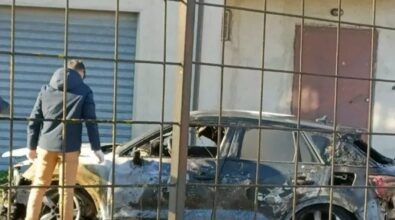 Notte di fuoco a Serra San Bruno, incendio distrugge l’auto del sindaco Barillari: indagini in corso