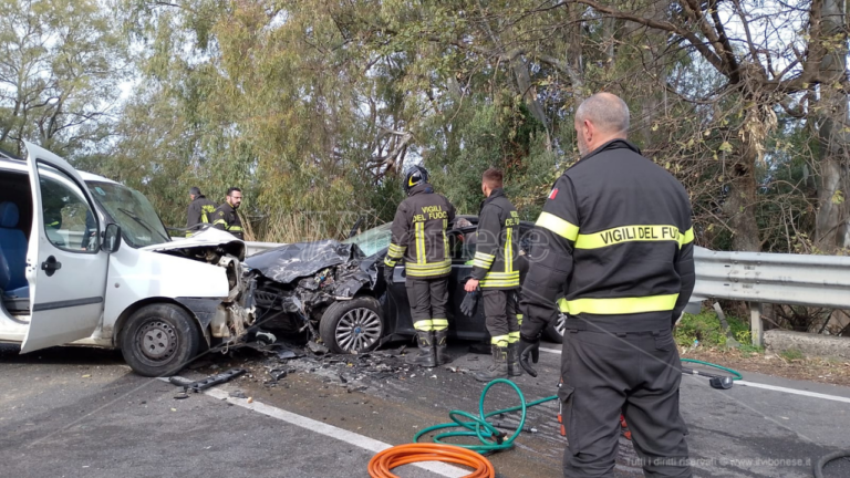 Incidente a Vibo Marina, scontro mortale tra due mezzi: deceduto il 40enne alla guida del furgone, inutile l’intervento dell’elisoccorso