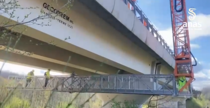 Controlli Anas su due viadotti del Vibonese con la piattaforma aerea “by-bridge”: «L’ispezione ha confermato le buone condizioni» – VIDEO