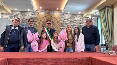 Soriano, il sindaco incontra le due bambine che hanno trovato l’anziana scomparsa: «Il loro gesto aiuta la comunità a crescere»