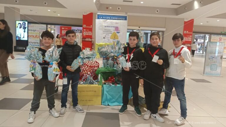 Vibo, piccoli volontari raccolgono fondi per il canile municipale: in vendita uova di cioccolato targate Argo