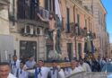 Affruntata a Vibo, portantino inciampa e la statua del Cristo Risorto rischia di cadere ma gli altri la mantengono e il rito si compie