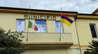 Memoria viva, Zungri ricorda il genocidio del popolo armeno: la bandiera esposta dal palazzo municipale