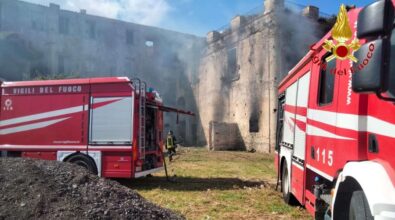 Briatico, incendio in un palazzo nobiliare abbandonato: vigili del fuoco al lavoro per ore per evitare il peggio