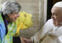 Morte del papa, l’ultima volta della “signora dei fiori gialli” di Monterosso: «Sabato prima di Pasqua mi ha abbracciato, dolore immenso»