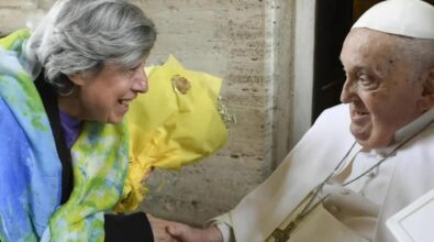 Morte del papa, l’ultima volta della “signora dei fiori gialli” di Monterosso: «Sabato prima di Pasqua mi ha abbracciato, dolore immenso»