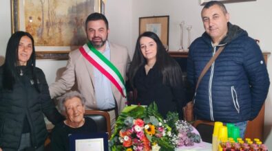 Mongiana festeggia i cento anni della signora Dina, il sindaco: «Infinita dolcezza, momenti emozionanti»