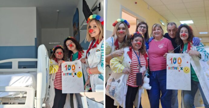 Cento volte in corsia per far sorridere bimbi e anziani, i clown di Vip Vibo celebrano lo storico traguardo: «Ogni giornata è unica»