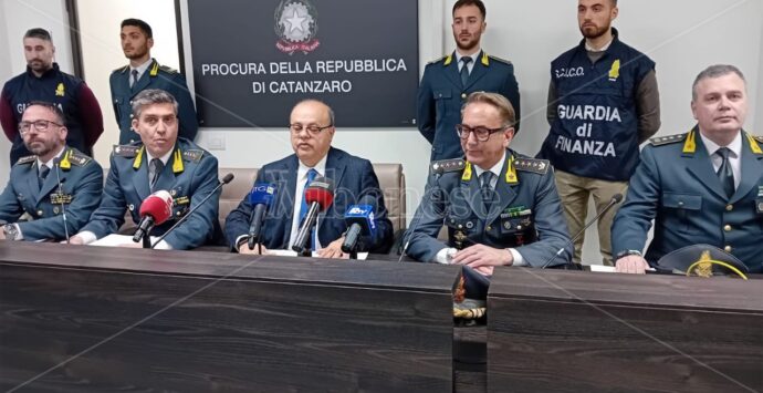 Operazione contro il clan La Rosa, in carcere con wifi e cellullari. Curcio: «Allarme massimo su questo fenomeno, l’Italia deve fare di più»