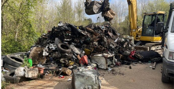 Discarica abusiva a Pizzoni, il Comune ripulisce l’area e annuncia l’installazione di fototrappole