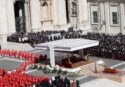 I funerali di papa Francesco: i potenti del mondo e gli ultimi riuniti in Piazza San Pietro – LIVE