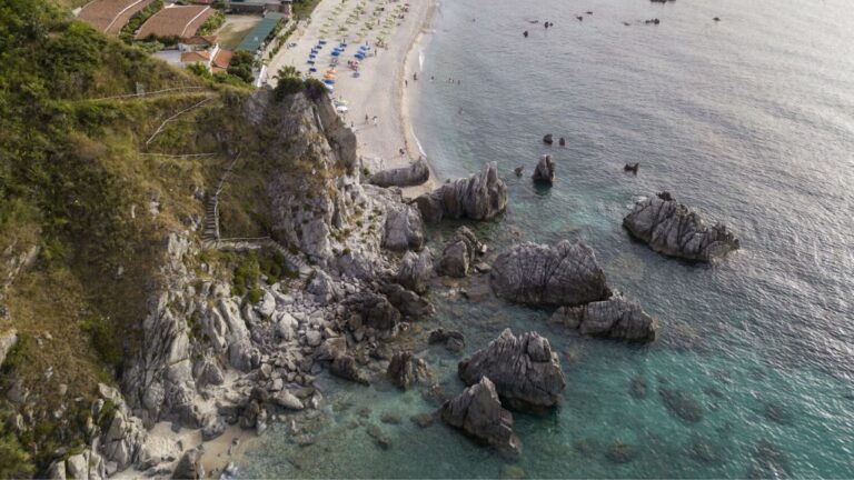 Viaggio a Parghelia alla scoperta della cava di epoca romana: un luogo che racconta ancora oggi l’evoluzione della terra e l’ingegno dell’uomo
