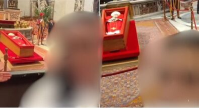 Amen, hashtag e selfie: così col Papa è morta anche la pietà (che già non se la passava bene)