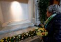 La “signora dei fiori gialli” sulla tomba del Papa, il Vaticano documenta la visita: «Quando la vedeva nella folla diceva “Eccola!”»