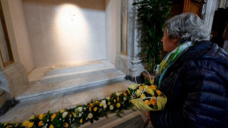 La “signora dei fiori gialli” sulla tomba del Papa, il Vaticano documenta la visita: «Quando la vedeva nella folla diceva “Eccola!”»