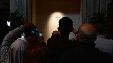 Iniziate le visite alla tomba di Papa Francesco a Santa Maria Maggiore: centinaia in fila per entrare nella Basilica