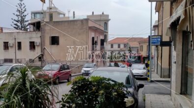 Crolla un cornicione in pieno centro a Tropea, verifiche ancora in corso da parte di Vigili del fuoco e della Polizia municipale