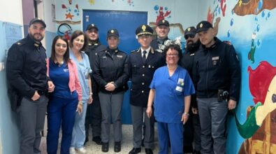 Uova di Pasqua per i bimbi ricoverati all’ospedale di Vibo: il gesto di solidarietà dei poliziotti regala sorrisi in corsia