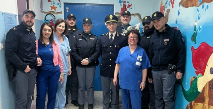 Uova di Pasqua per i bimbi ricoverati all’ospedale di Vibo: il gesto di solidarietà dei poliziotti regala sorrisi in corsia
