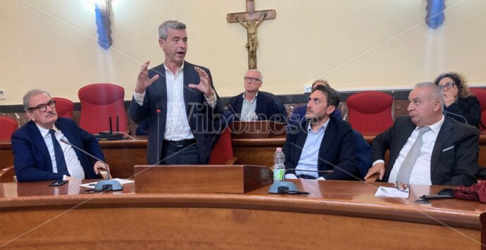 L’ex ministro Orlando (Pd): «A Vibo tutti i timori e le potenzialità dell’economia calabrese. La Regione indichi la strada»